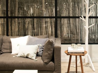 sofá gris con cojines decoración salón tienda Catalina House de Barcelona