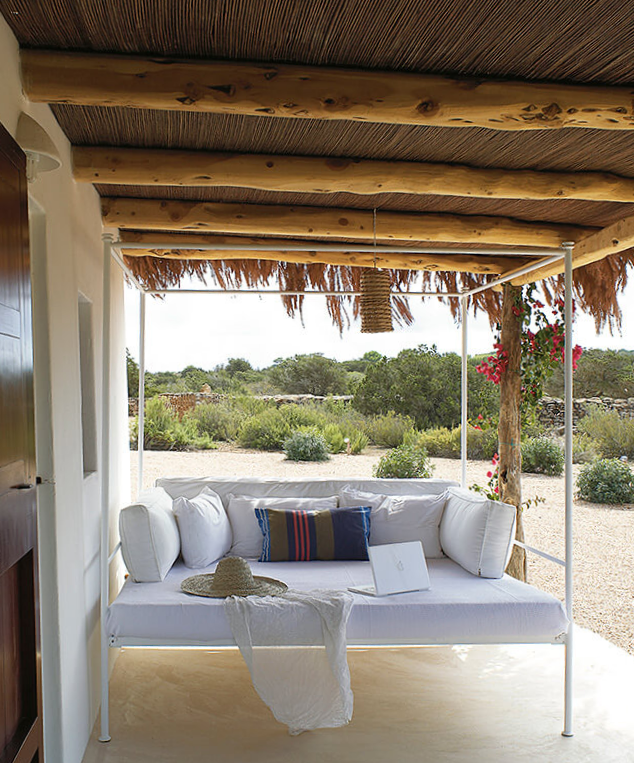 Espacio exterior, muebles cómodos, vistas naturales, relajación