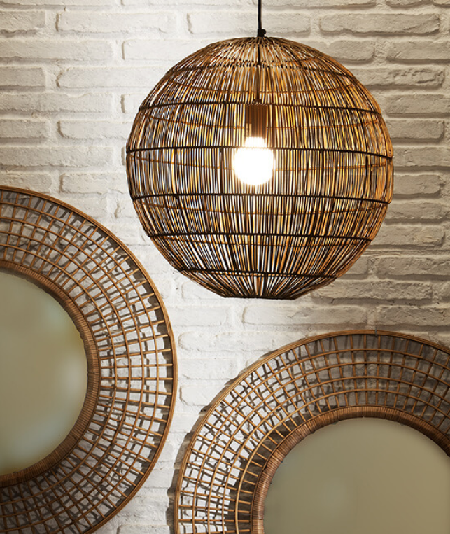 Lámparas rústicas, mimbre, iluminación cálida, texturas naturales